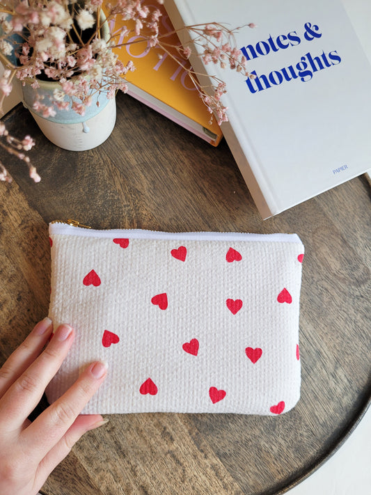 Weiße Pouch mit roten Herzen aus Seersucker