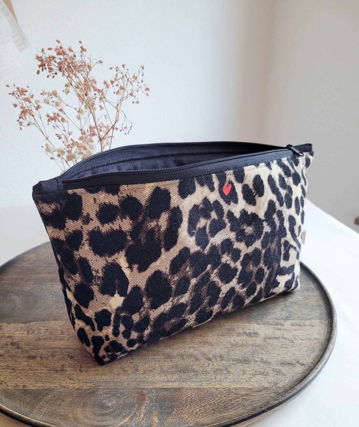 Großes Leo Kulturtasche mit Zipper in schwarz mit rotem Herz - 30x15x4 cm