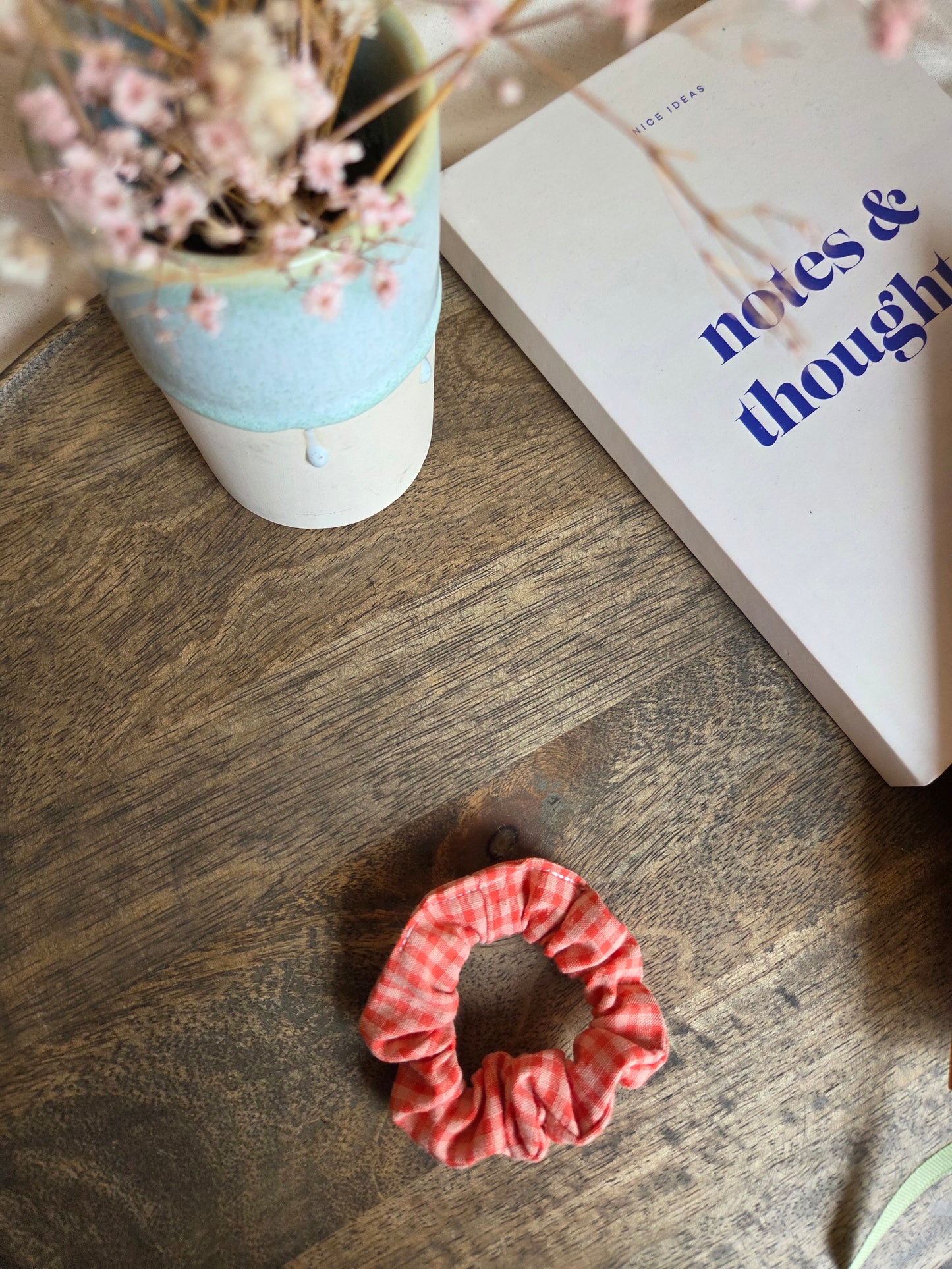 Mini kleinkarierte Scrunchies aus Seersucker