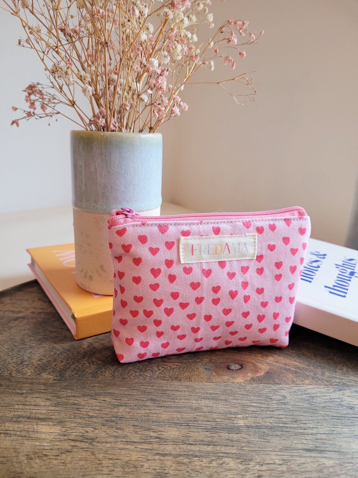 Mini rosa Schminktasche mit Herzen limited, mit Boden, Maße 13x9x2 cm