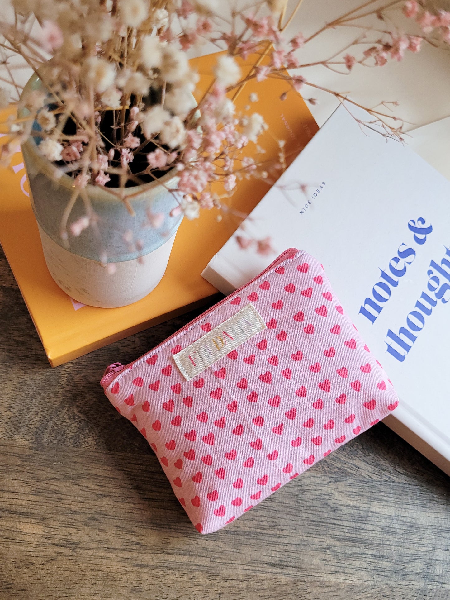 Mini rosa Schminktasche mit Herzen limited, mit Boden, Maße 13x9x2 cm