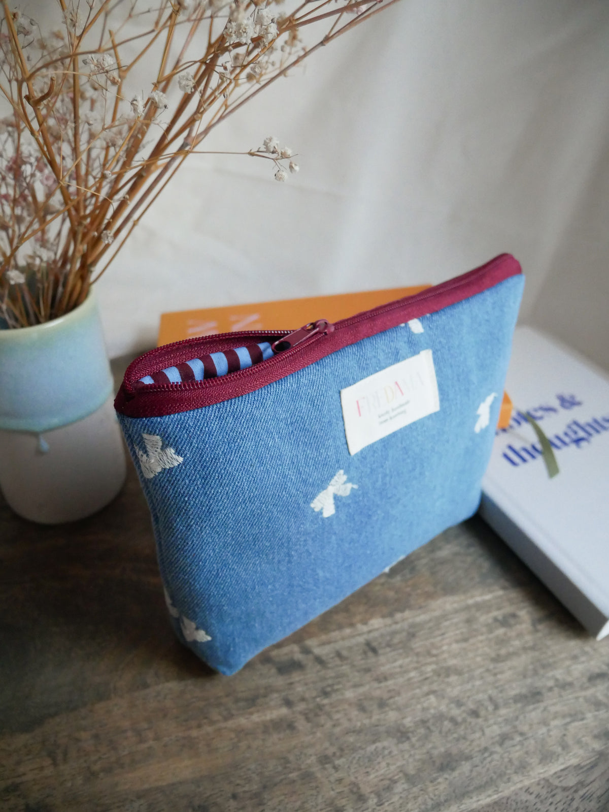 Große Denim Schleifen Kosmetiktasche mit Zipper, Maße 20x13x4 cm