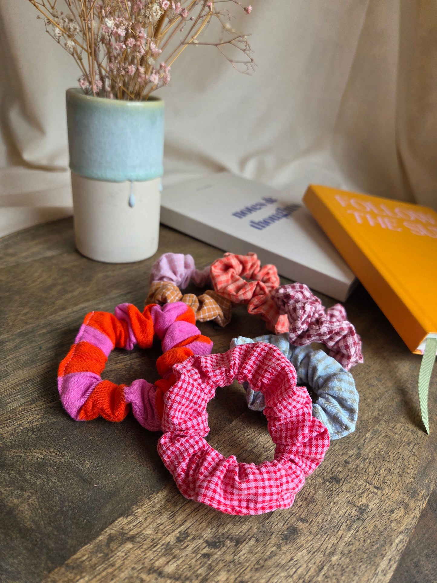 Mini kleinkarierte Scrunchies aus Seersucker