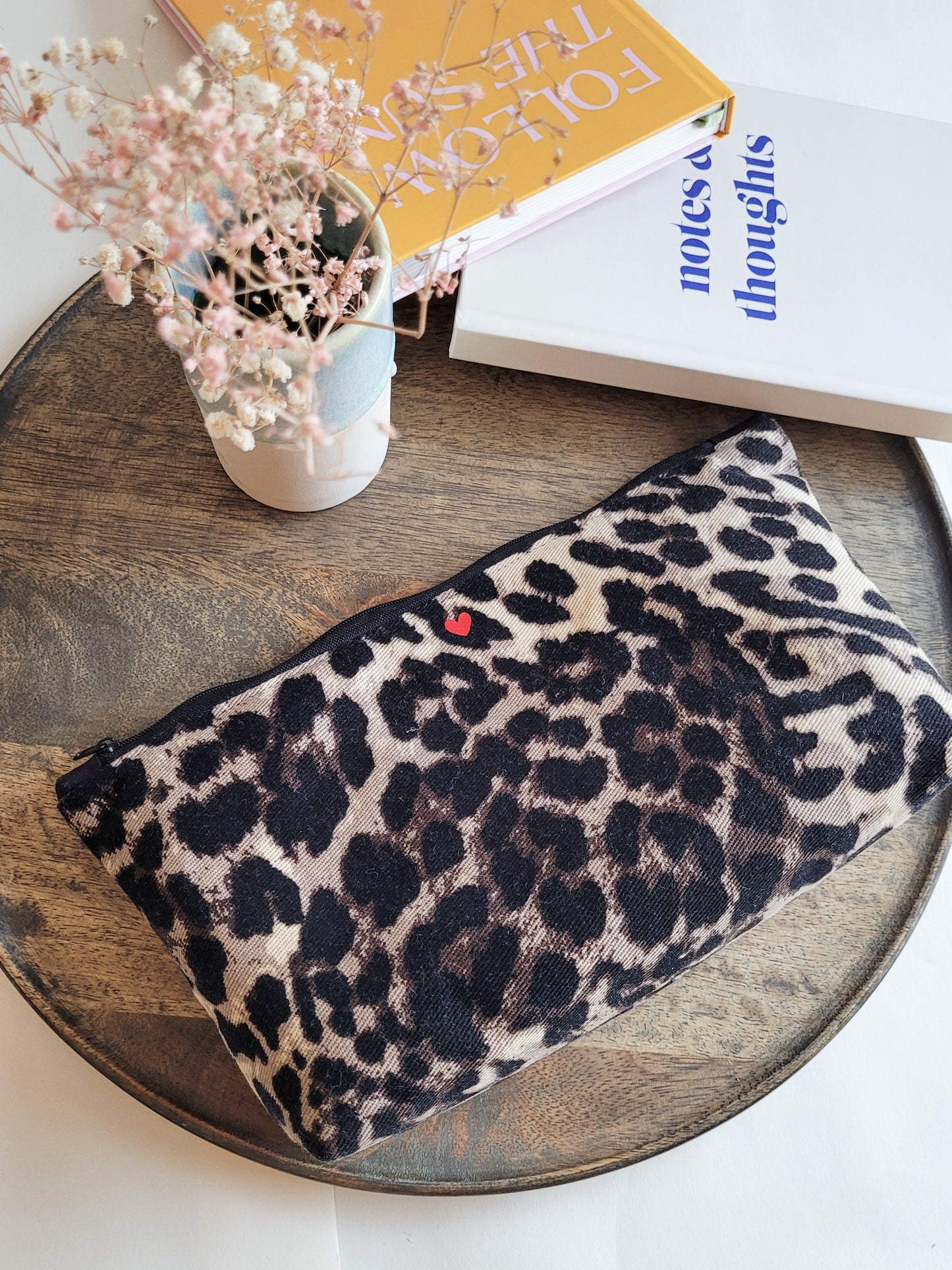 Großes Leo Kulturtasche mit Zipper in schwarz mit rotem Herz - 30x15x4 cm