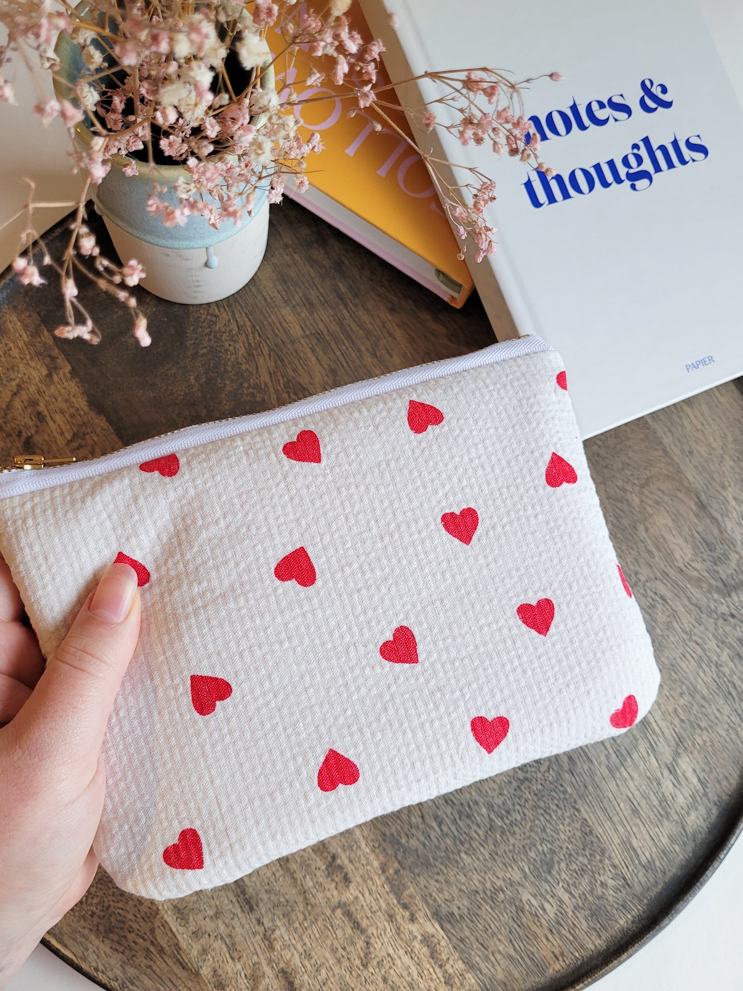 Weiße Pouch mit roten Herzen aus Seersucker