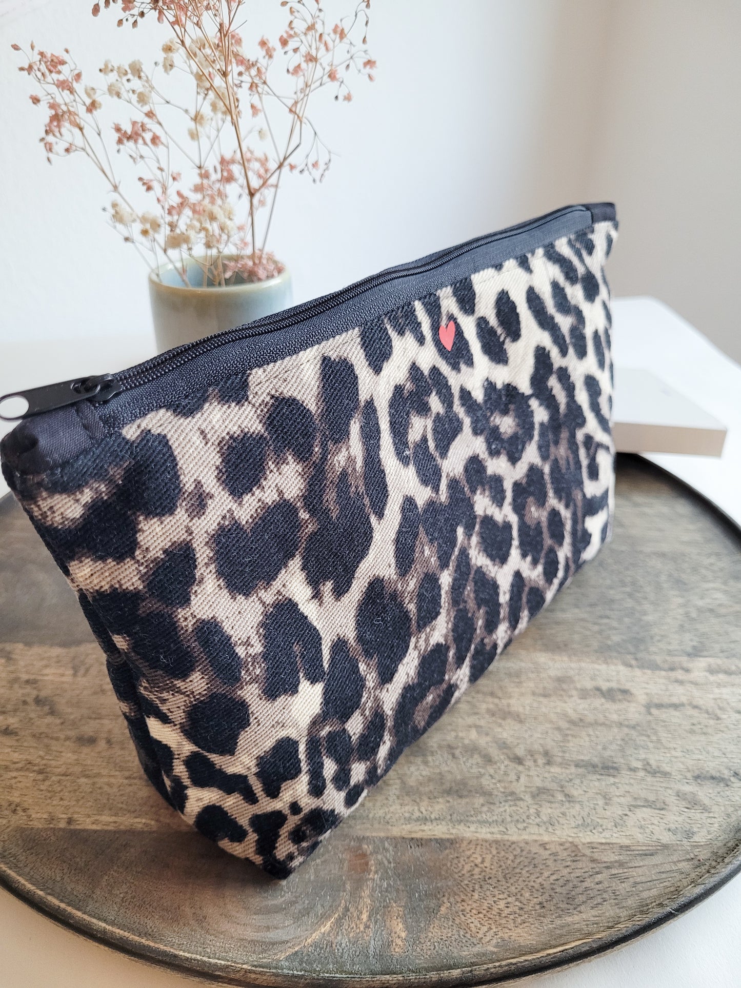 Großes Leo Kulturtasche mit Zipper in schwarz mit rotem Herz - 30x15x4 cm
