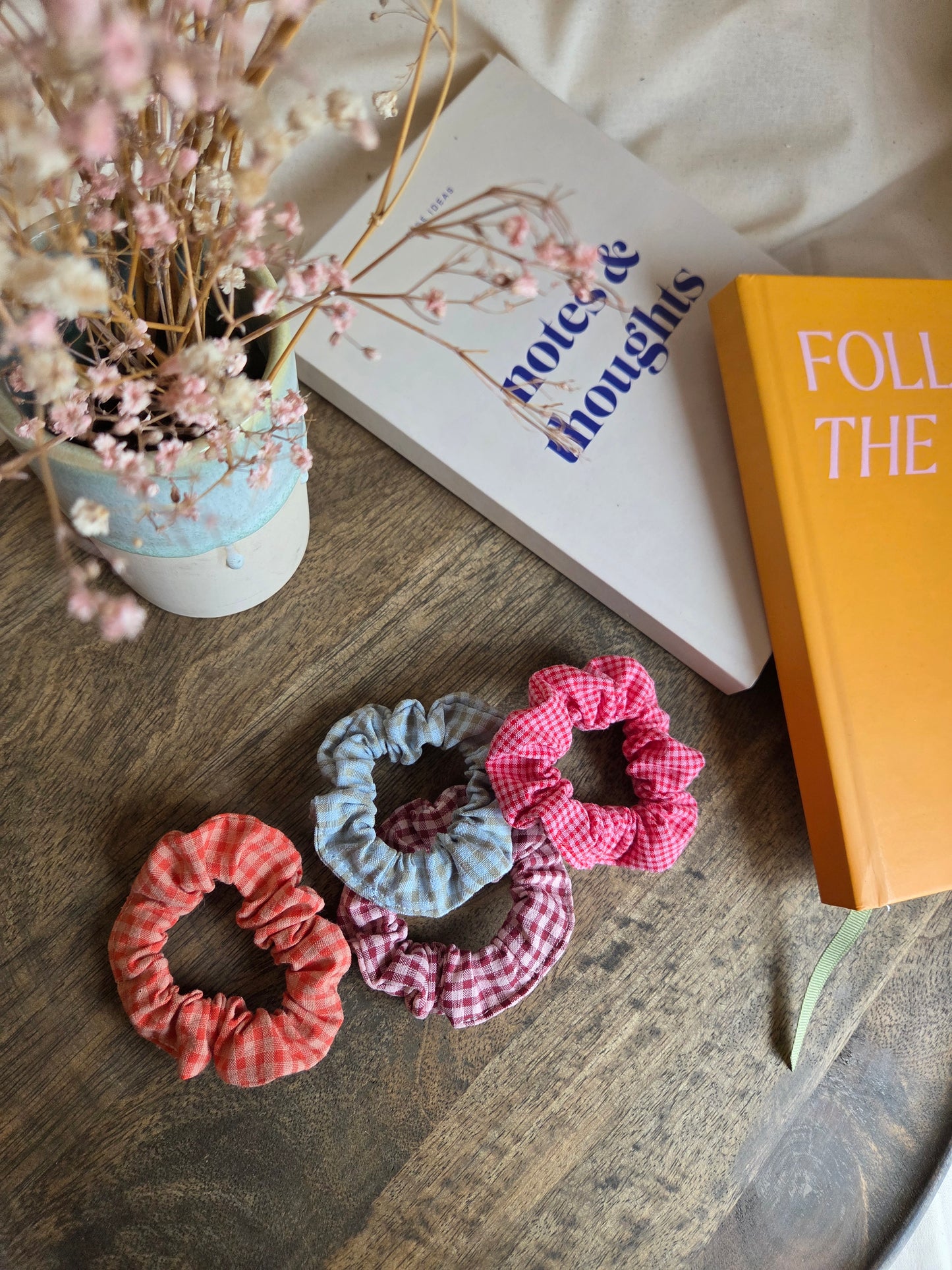 Mini kleinkarierte Scrunchies aus Seersucker
