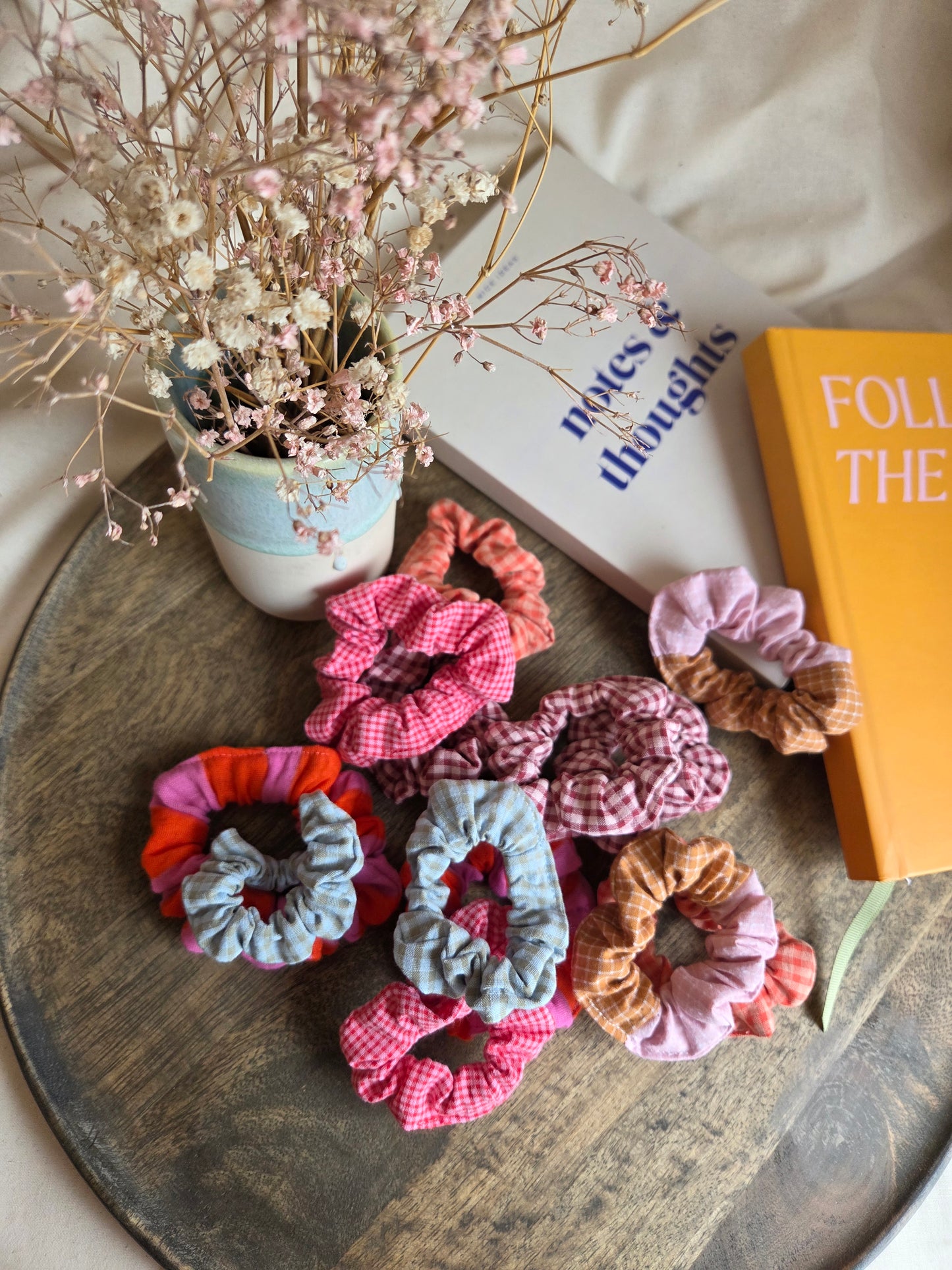 Mini kleinkarierte Scrunchies aus Seersucker