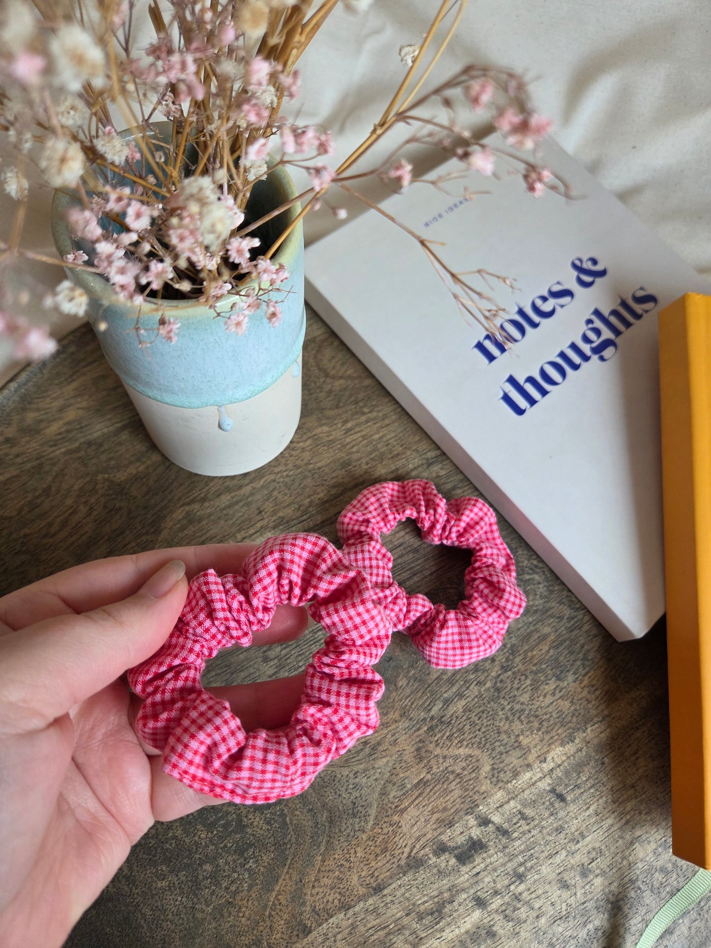 Mini kleinkarierte Scrunchies aus Seersucker