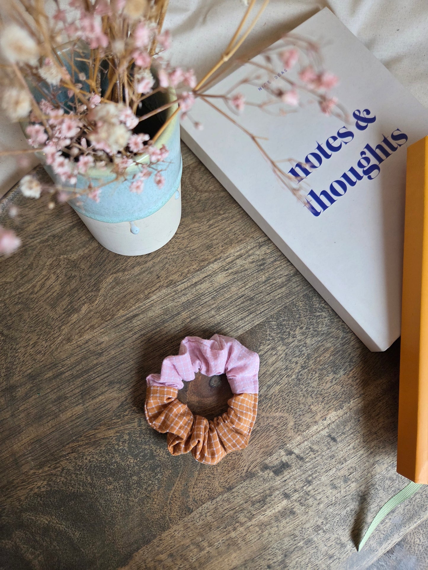 Mini kleinkarierte Scrunchies aus Seersucker