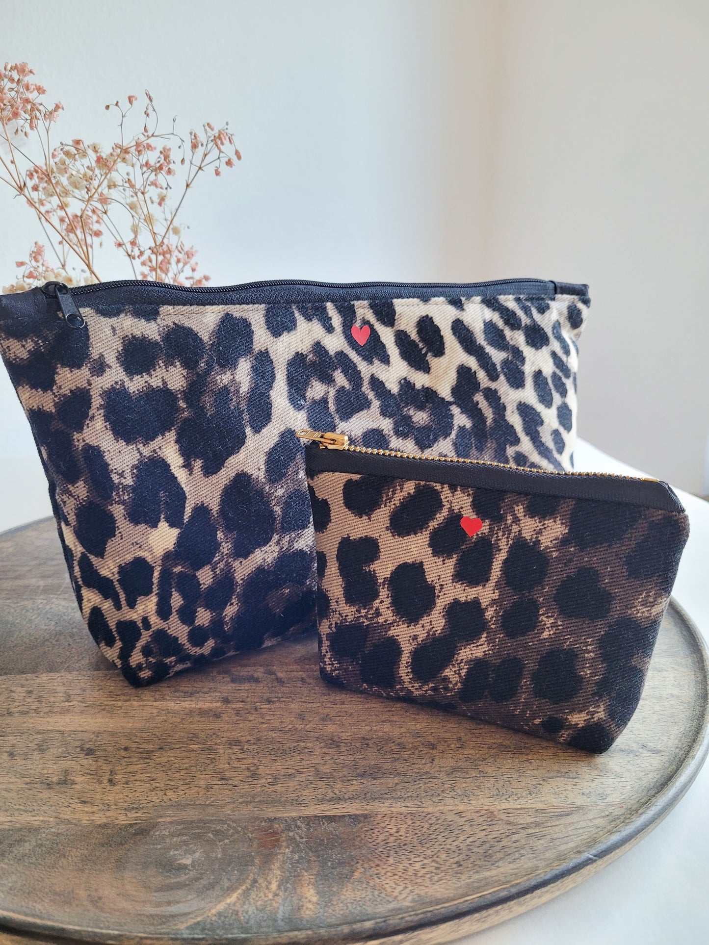 Großes Leo Kulturtasche mit Zipper in schwarz mit rotem Herz - 30x15x4 cm
