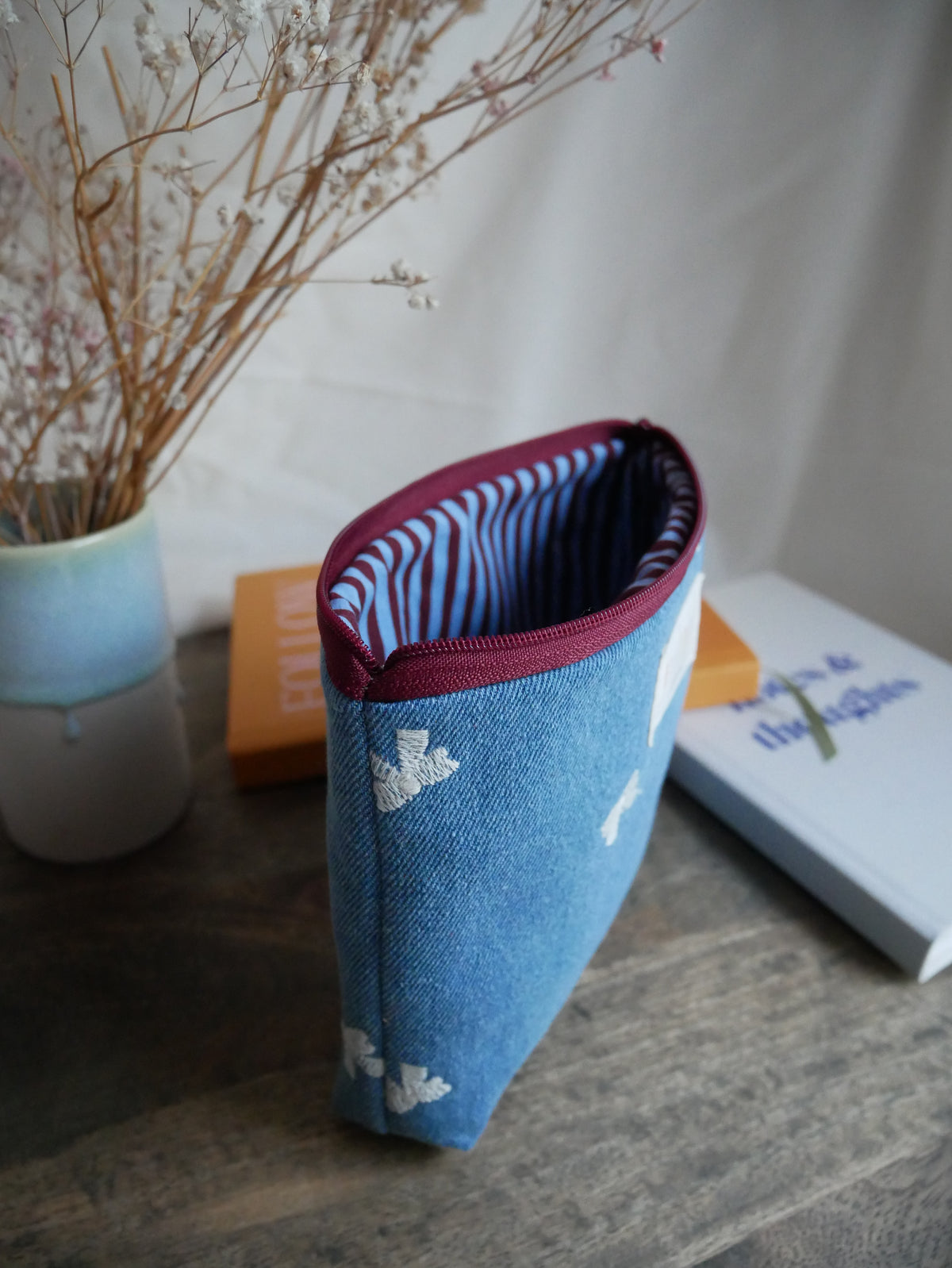Große Denim Schleifen Kosmetiktasche mit Zipper, Maße 20x13x4 cm