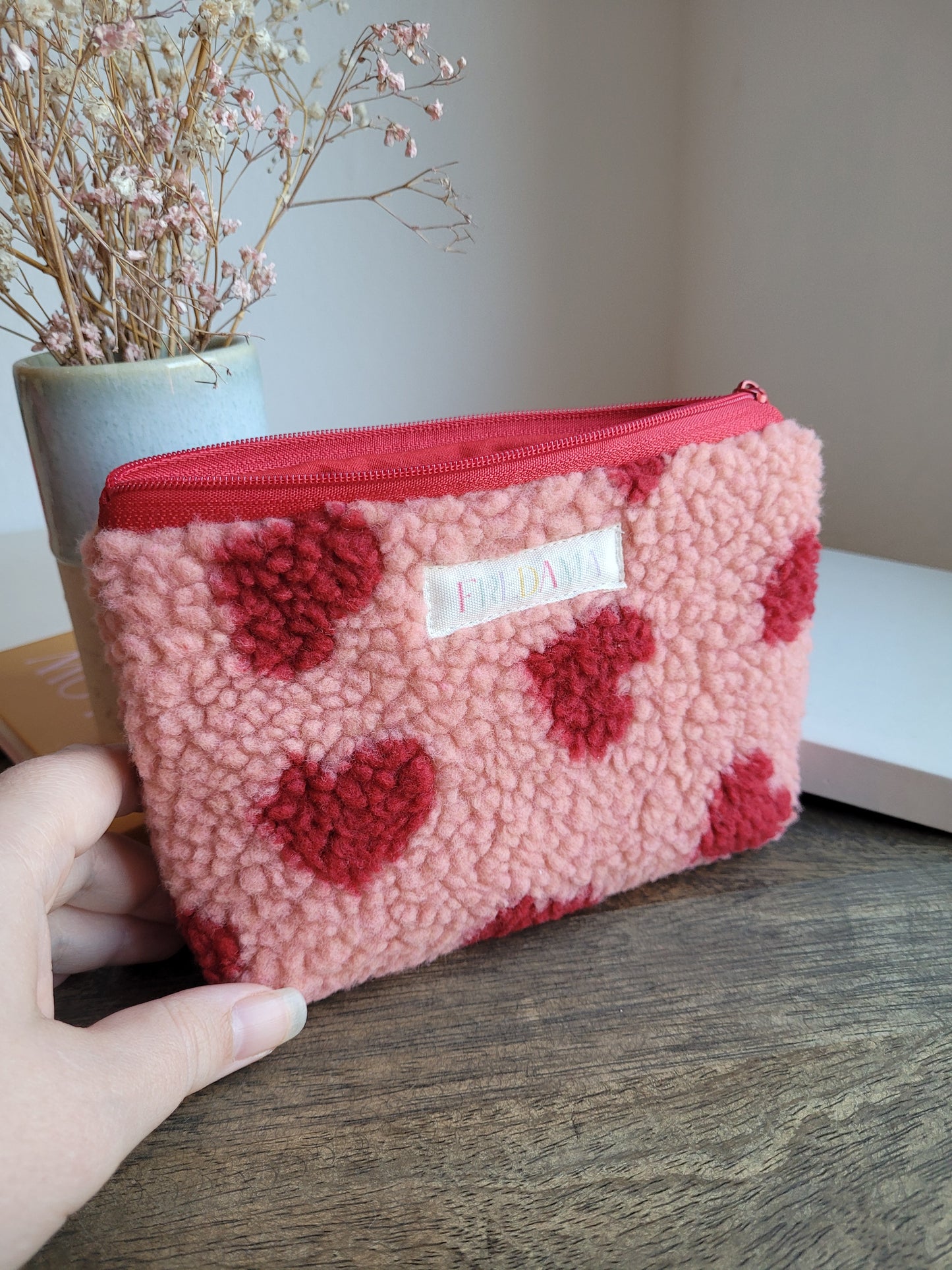 Mittelgroße Teddy-Tasche rosa mit Herzen, Täschchen aus Kuschelstoff  - 17x12x3 cm