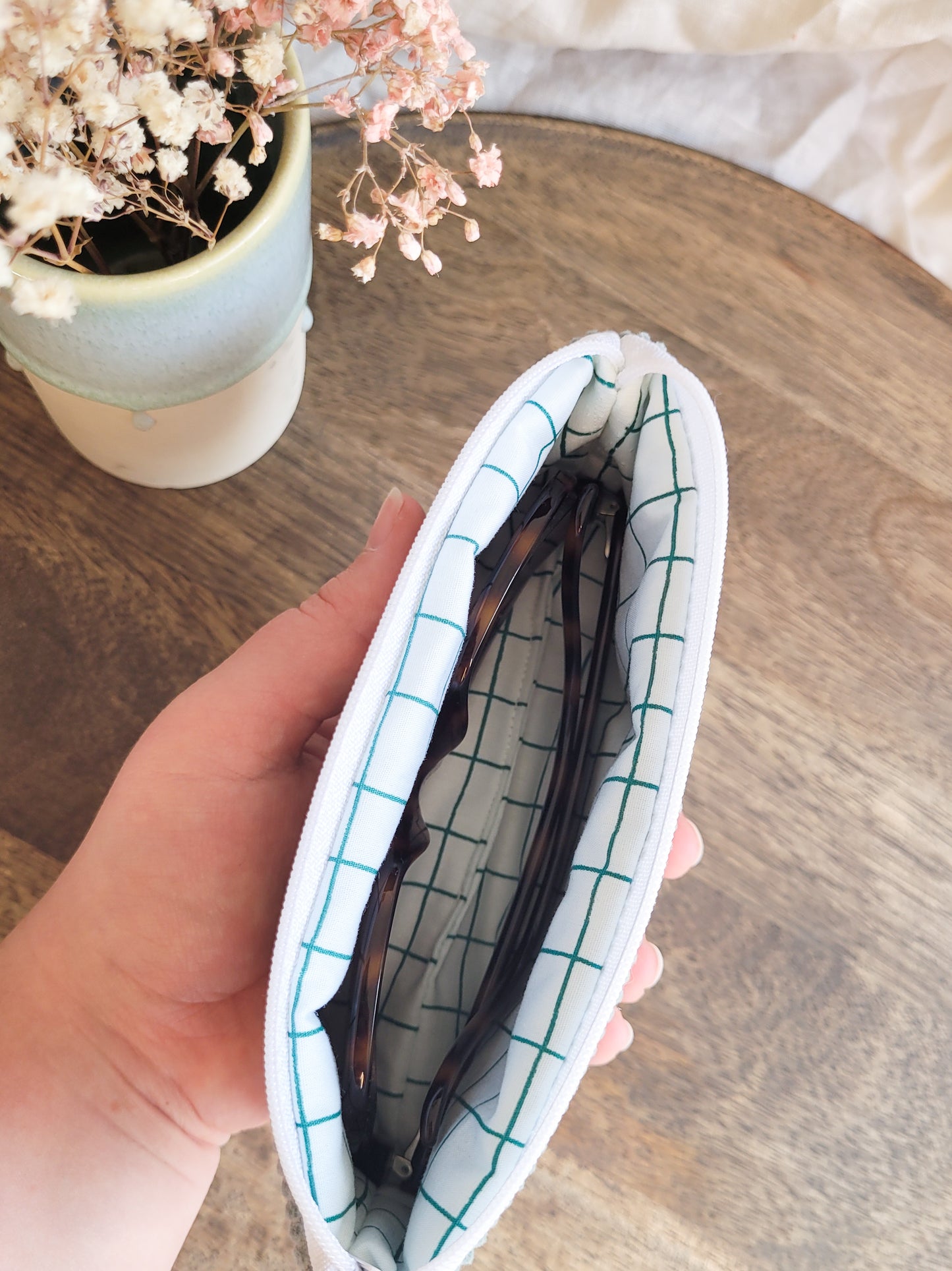 Brillenetui aus Cordstoff in Mint