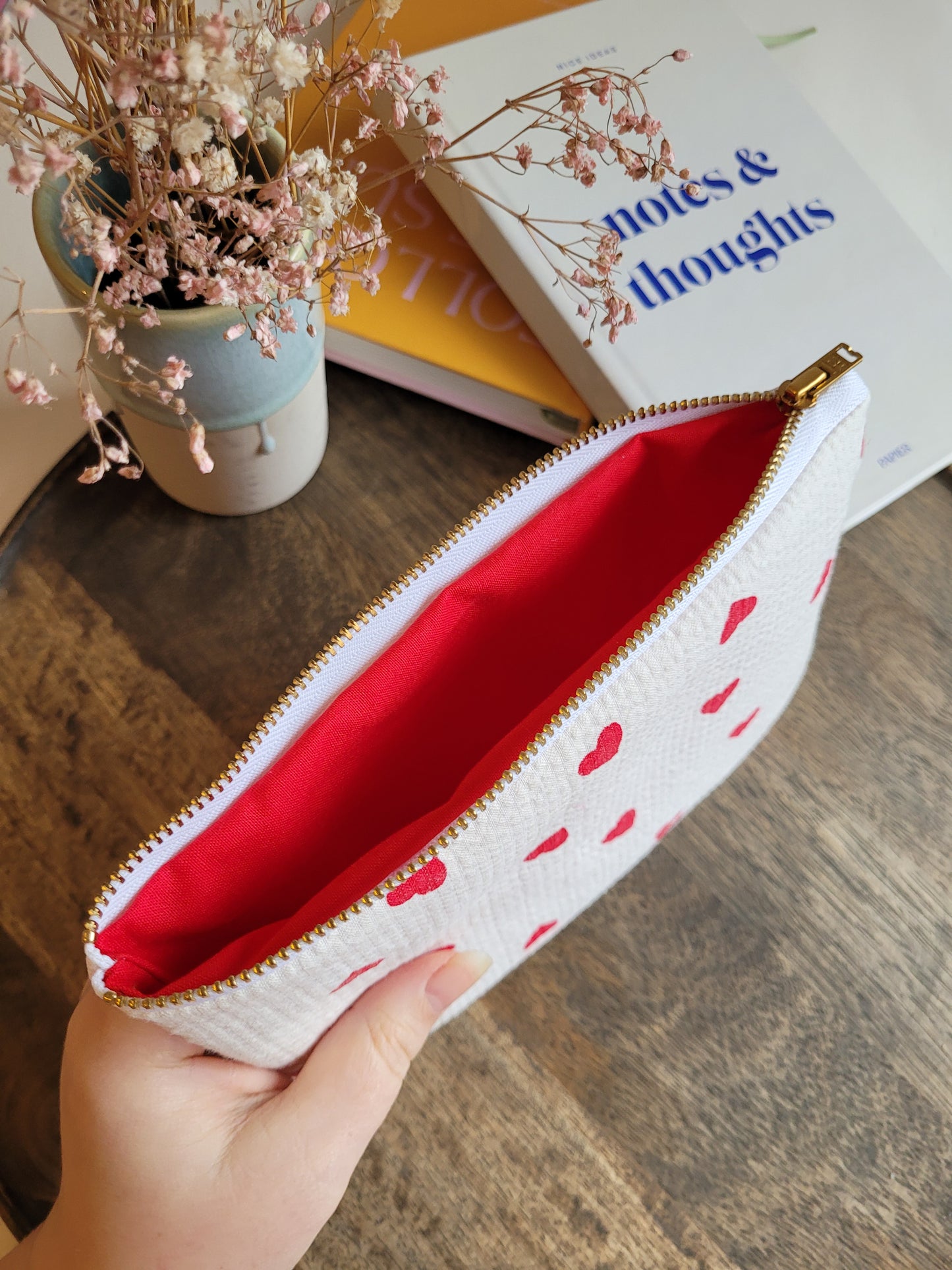 Weiße Pouch mit roten Herzen aus Seersucker