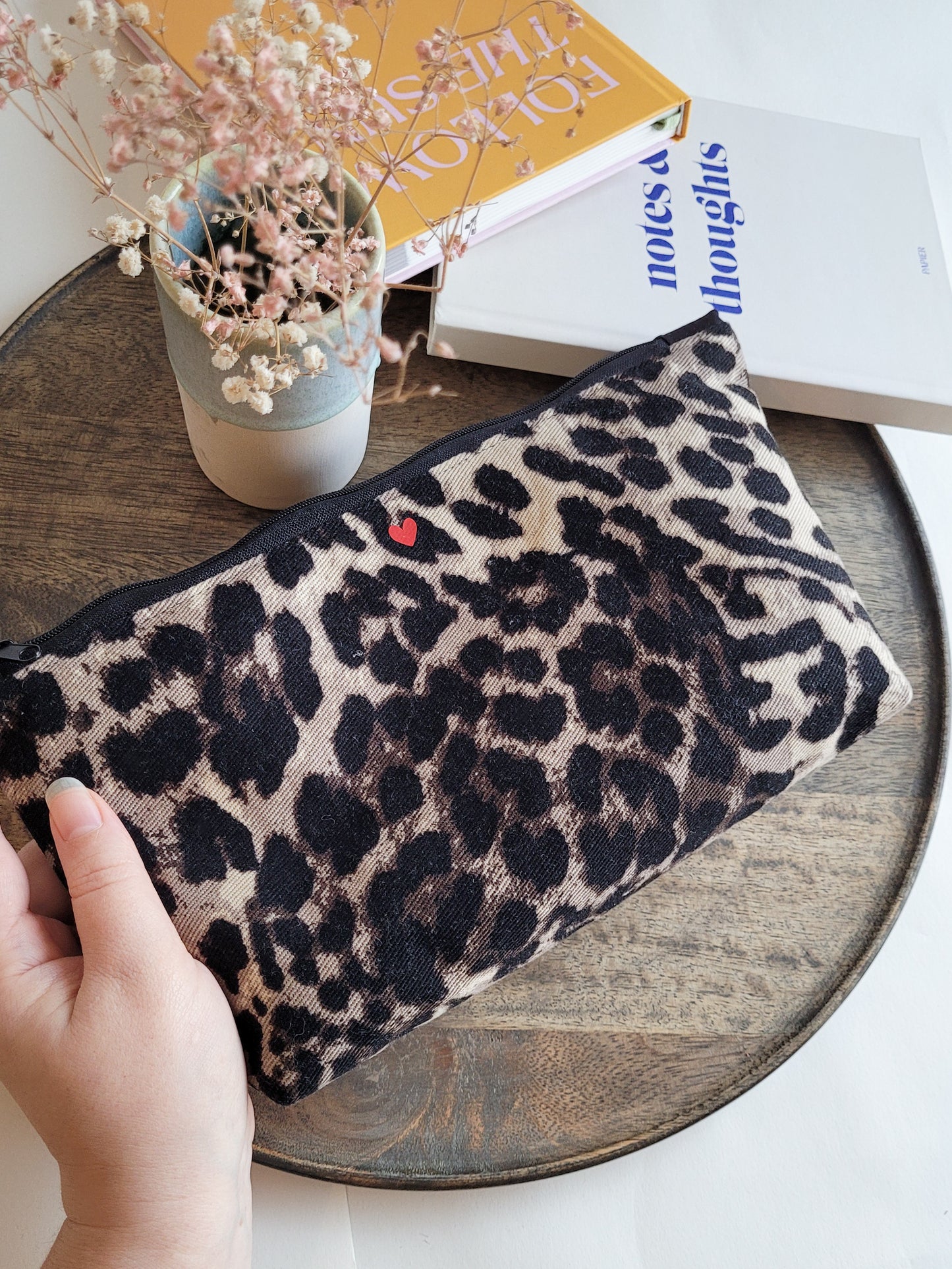 Großes Leo Kulturtasche mit Zipper in schwarz mit rotem Herz - 30x15x4 cm