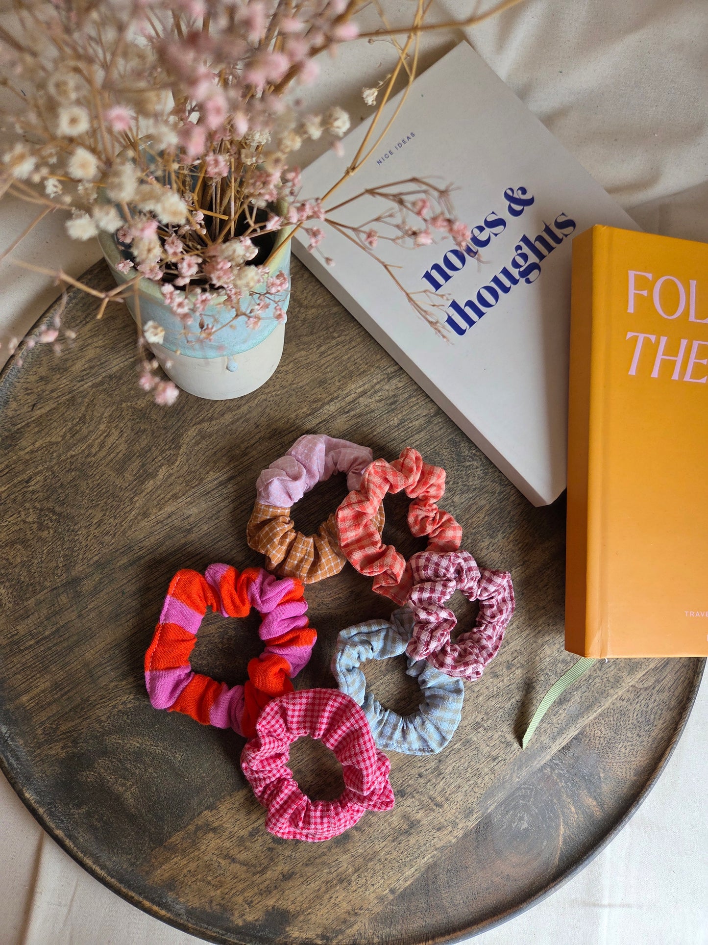 Mini kleinkarierte Scrunchies aus Seersucker