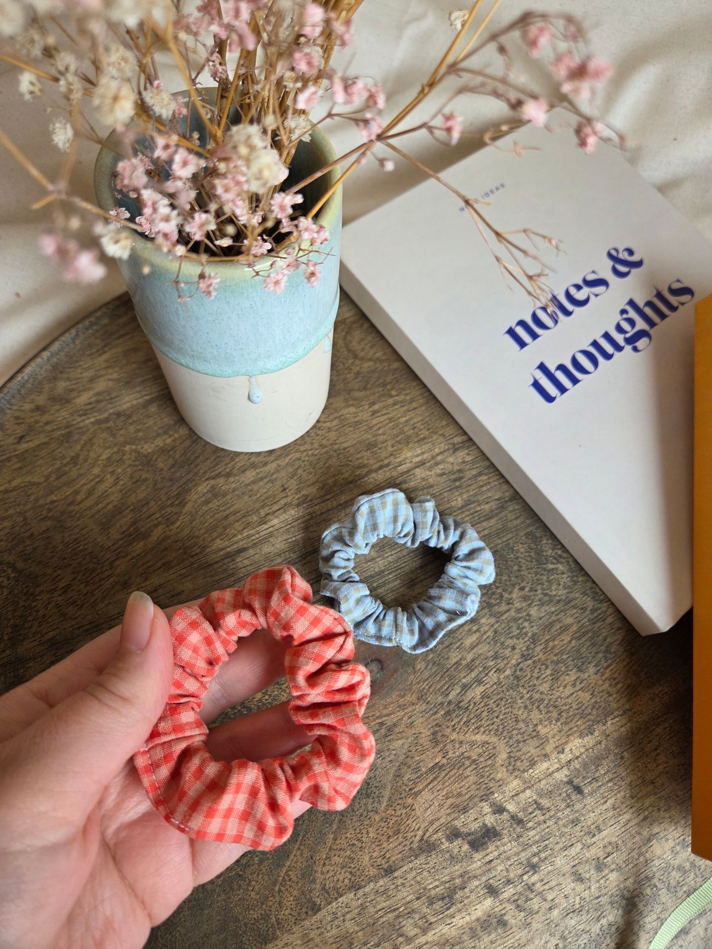 Mini kleinkarierte Scrunchies aus Seersucker
