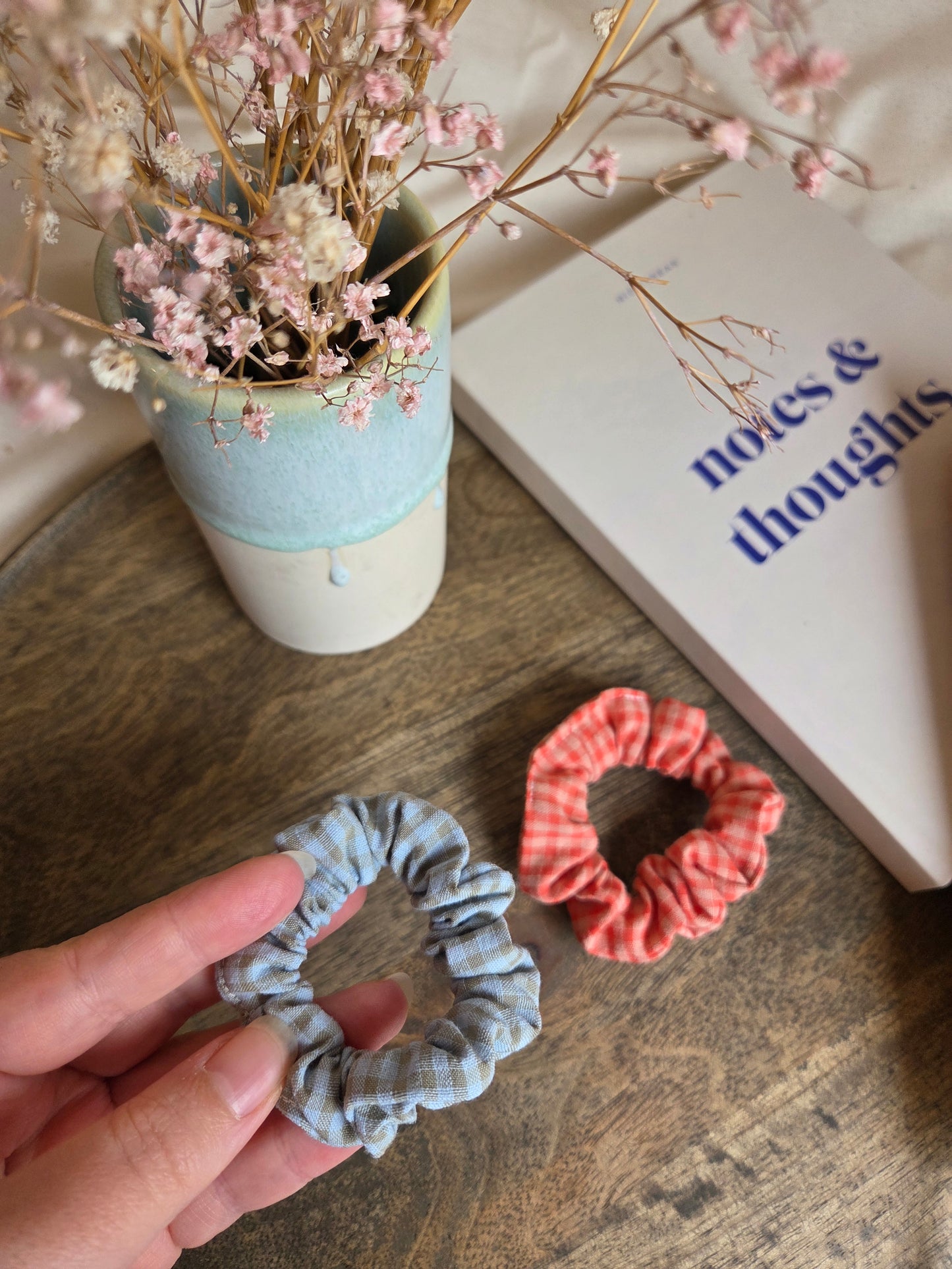 Mini kleinkarierte Scrunchies aus Seersucker