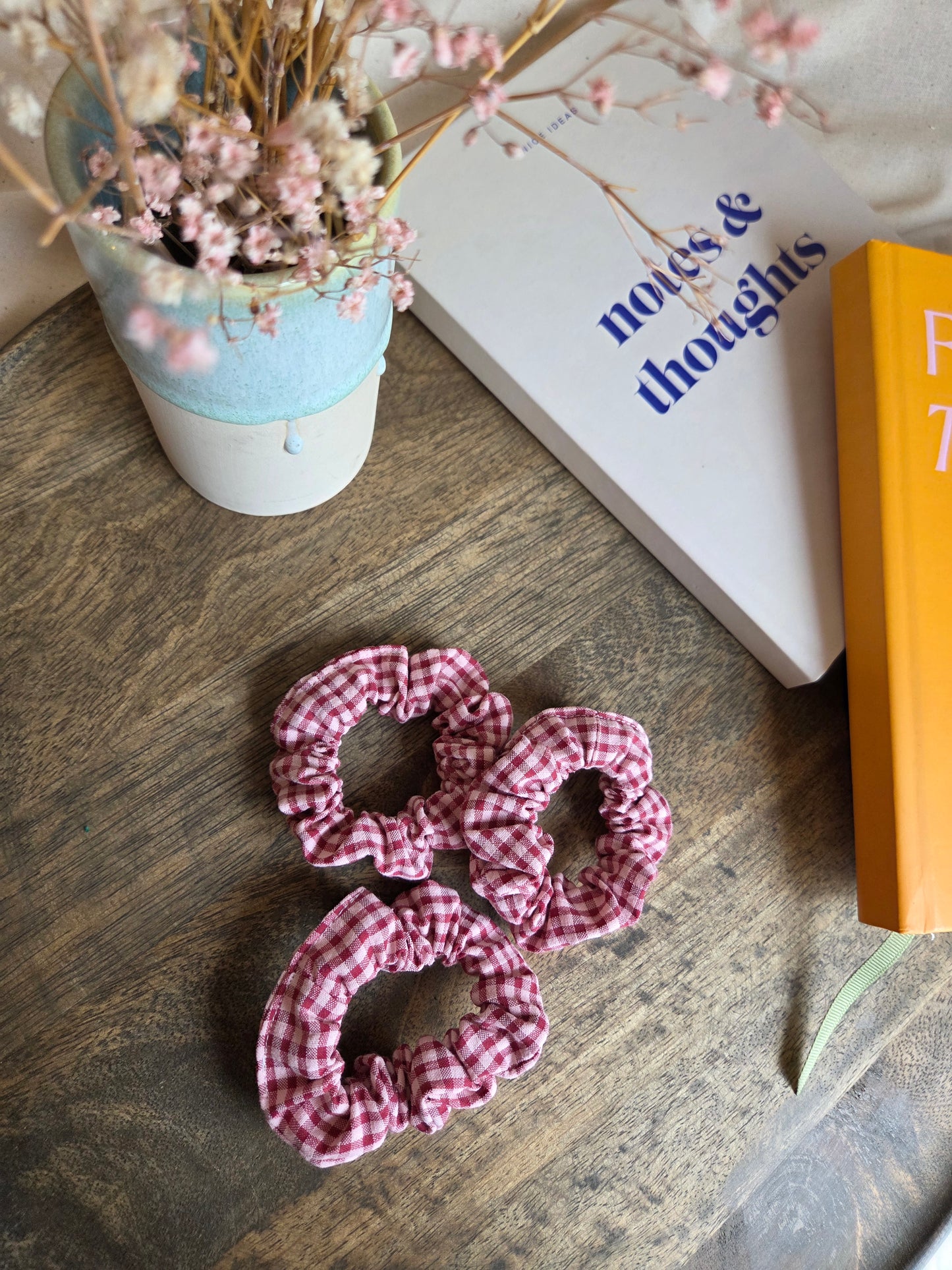 Mini kleinkarierte Scrunchies aus Seersucker