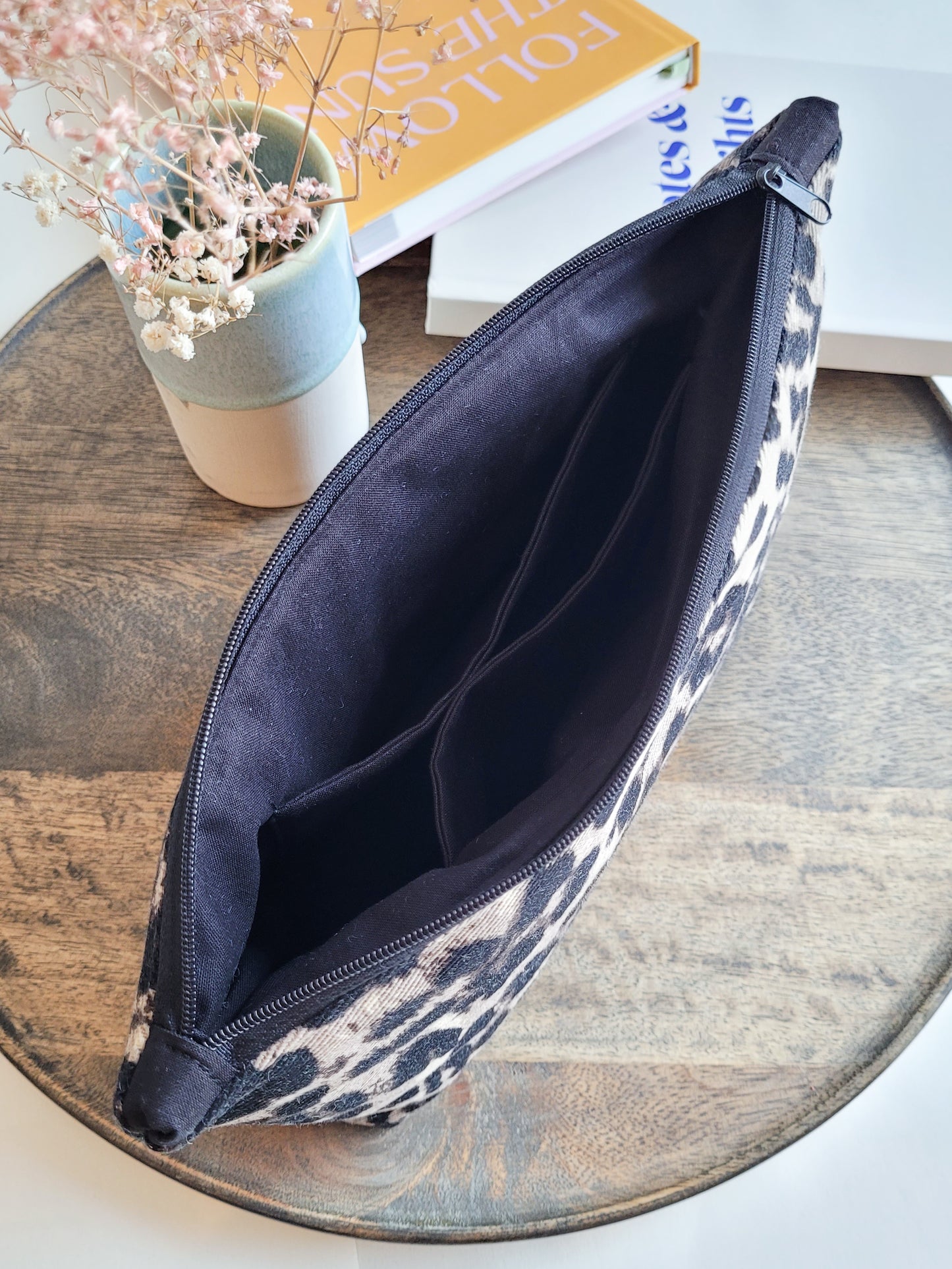 Großes Leo Kulturtasche mit Zipper in schwarz mit rotem Herz - 30x15x4 cm