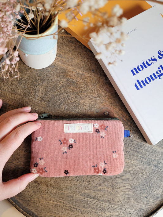 Geldbörse aus rosa Cord mit Zipper, mit dezenten Blumen,  Maße 15x9 cm