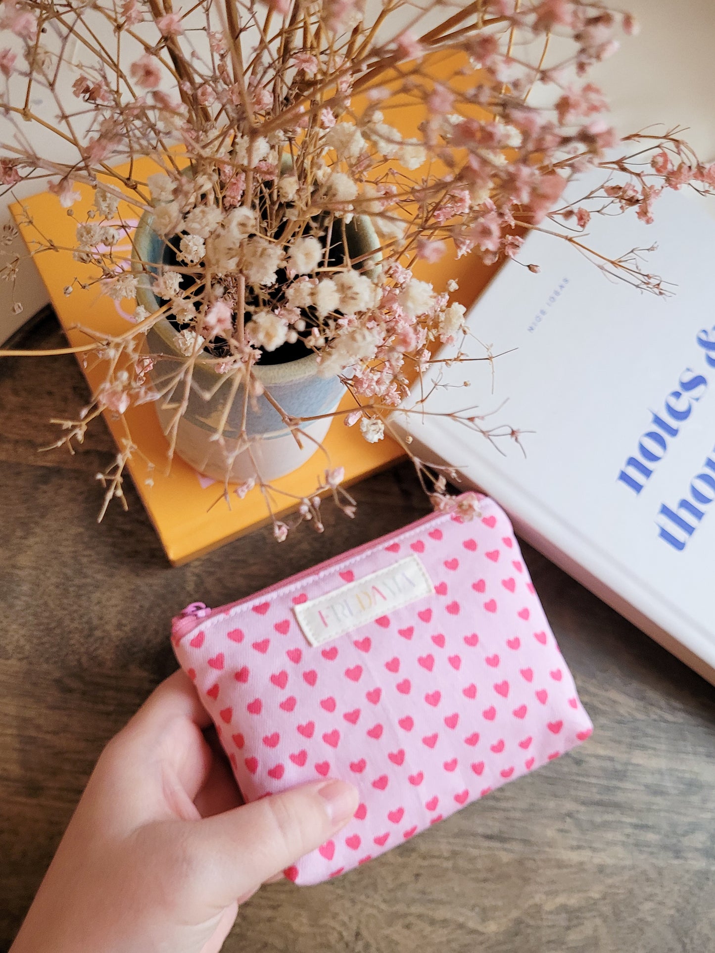 Mini rosa Schminktasche mit Herzen limited, mit Boden, Maße 13x9x2 cm