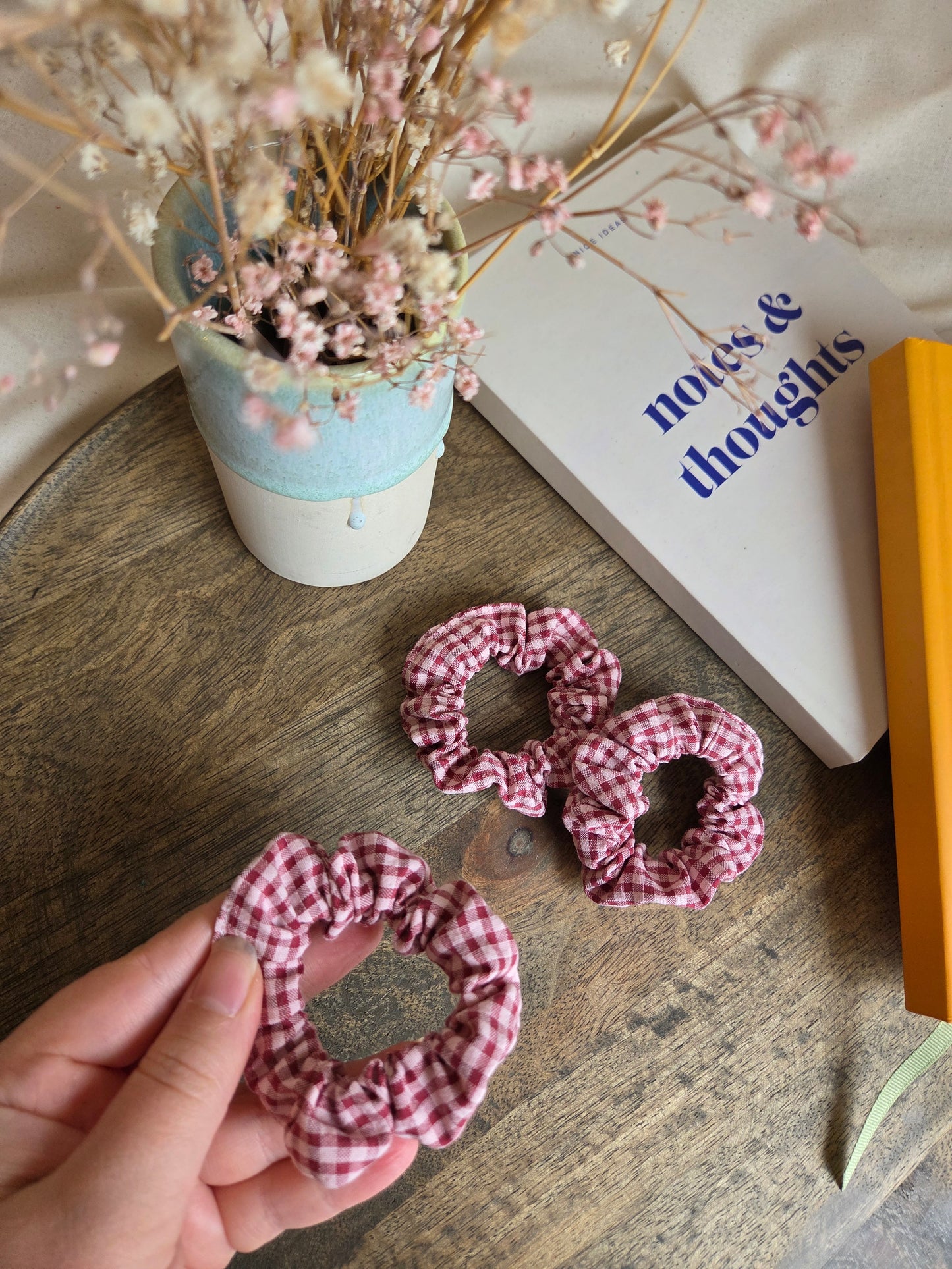 Mini kleinkarierte Scrunchies aus Seersucker