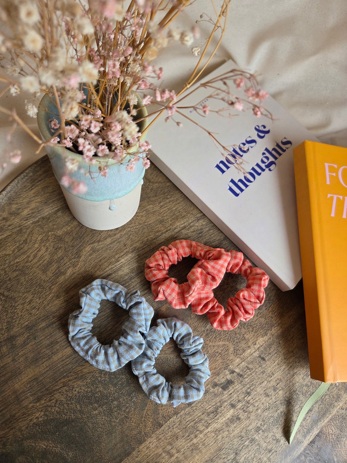 Mini kleinkarierte Scrunchies aus Seersucker