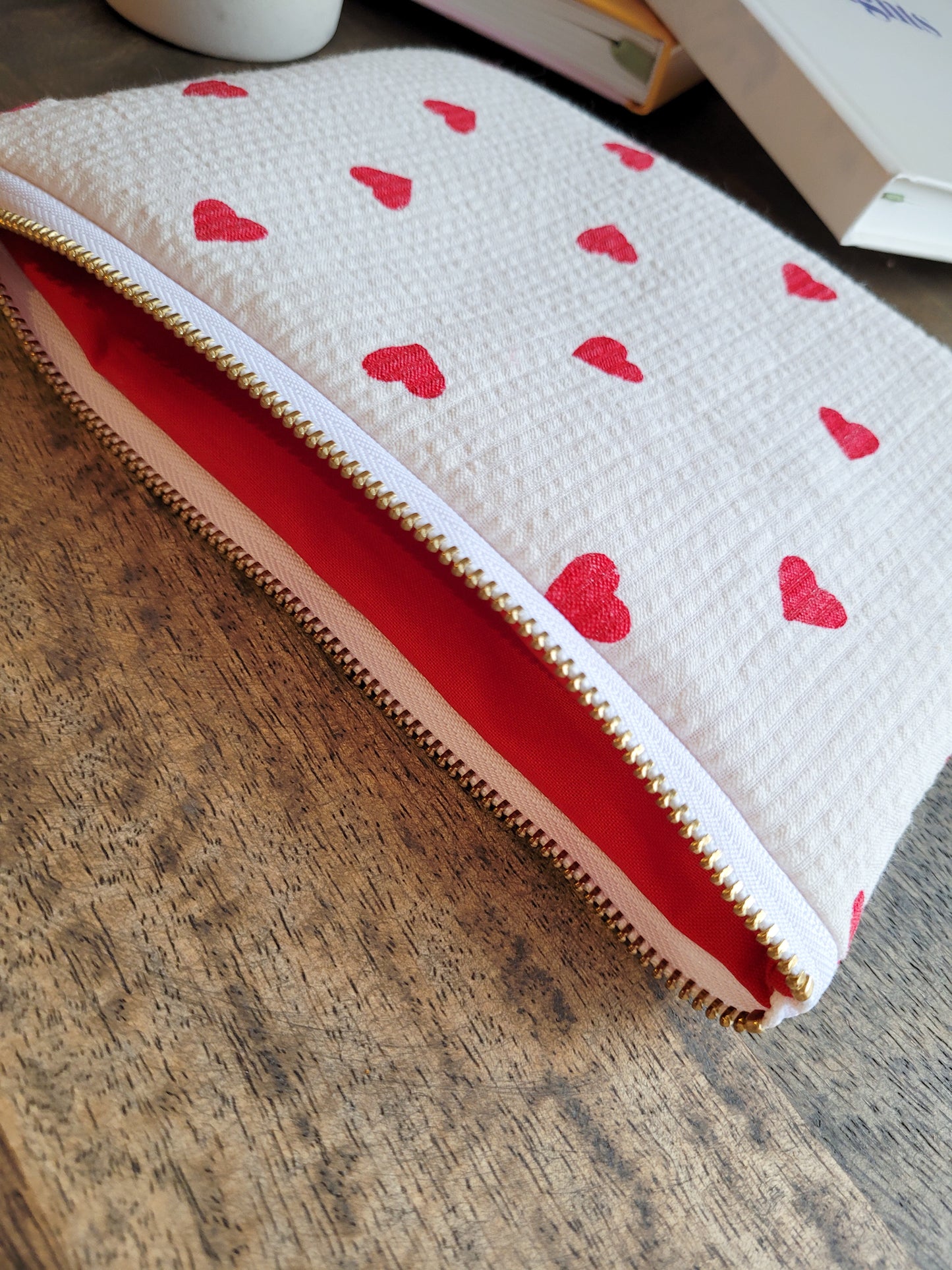Weiße Pouch mit roten Herzen aus Seersucker