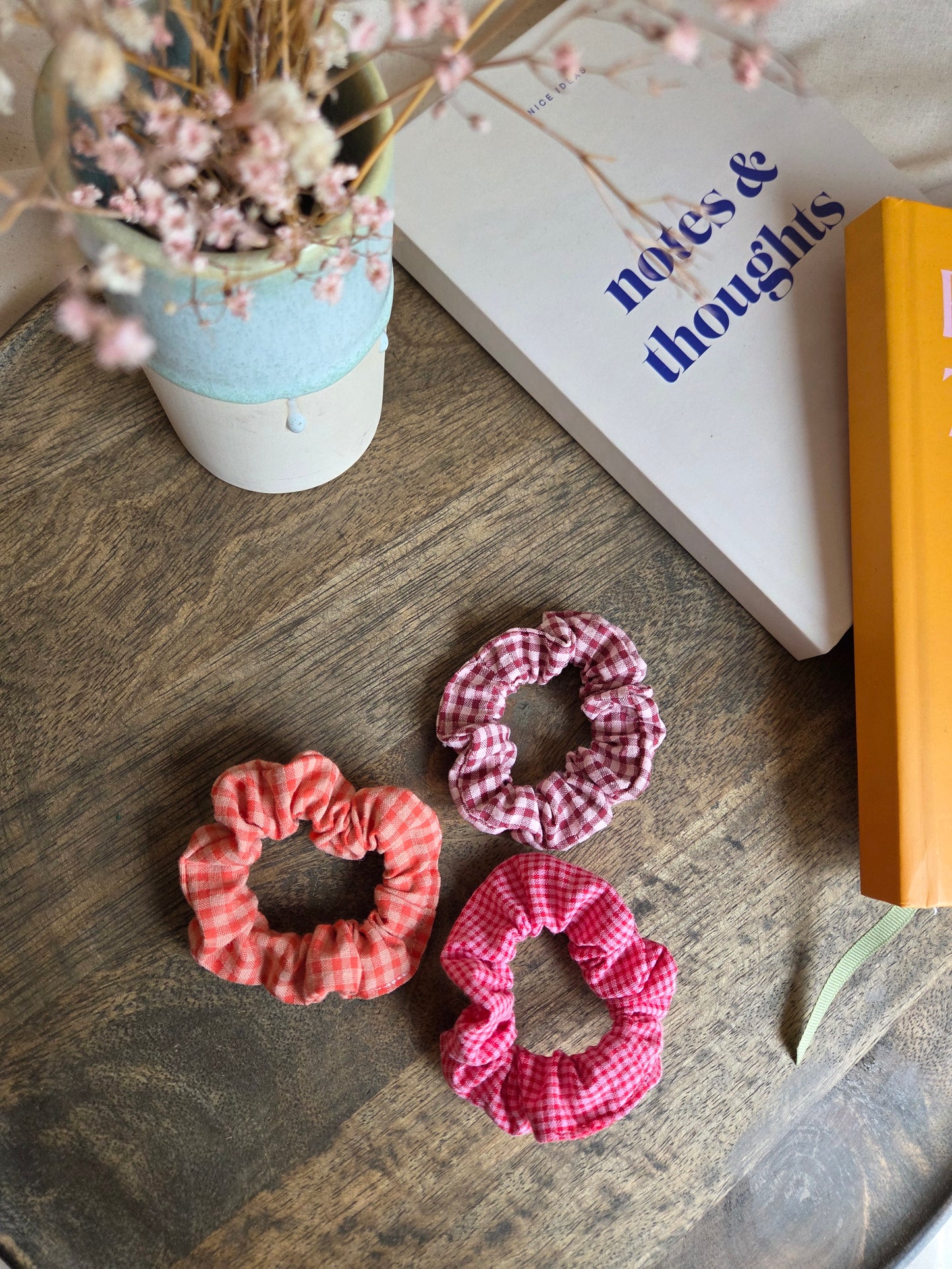 Mini kleinkarierte Scrunchies aus Seersucker