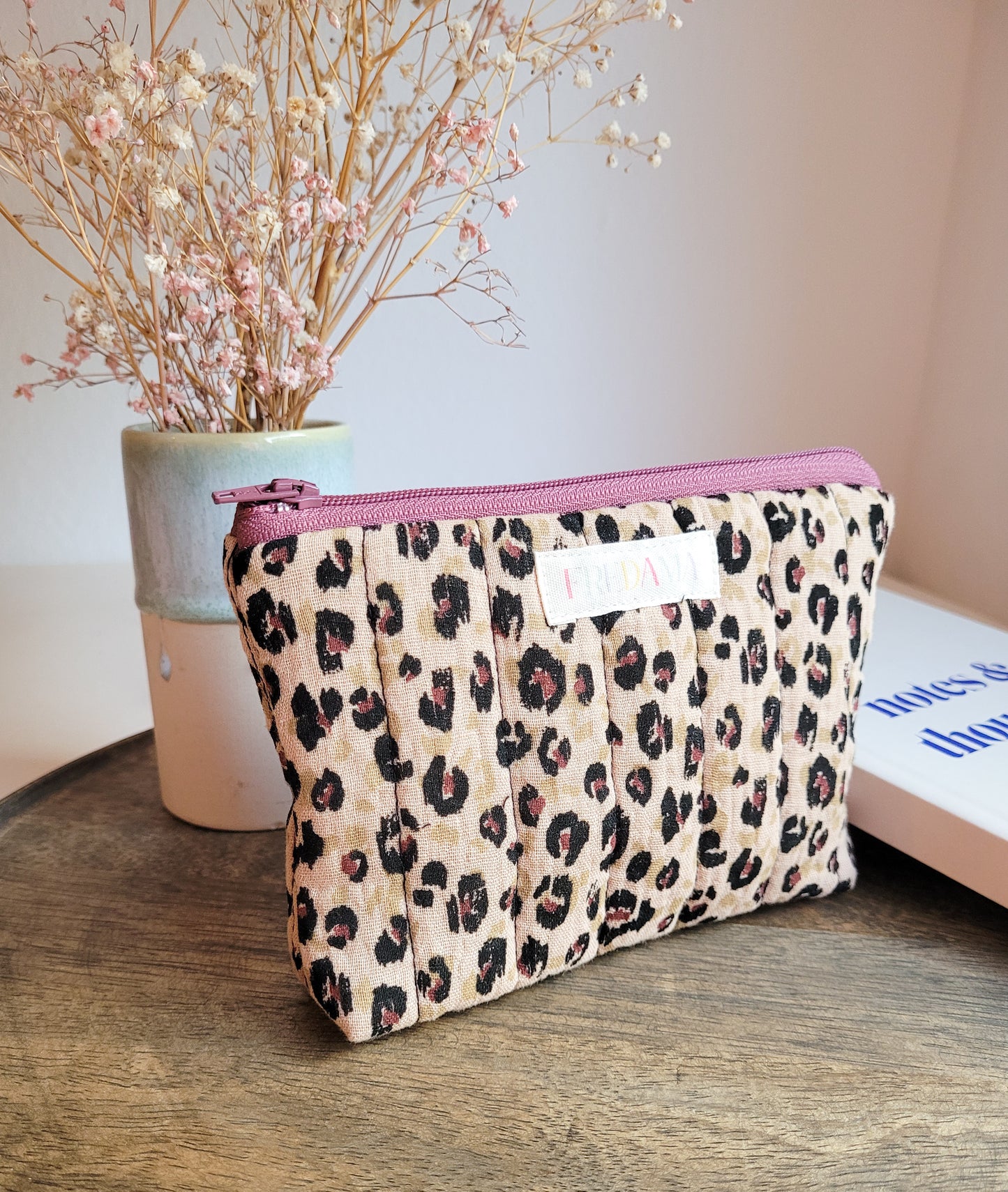 kleine Kosmetiktasche Leo Steppstoff, mit Boden, Maße 17x11 cm