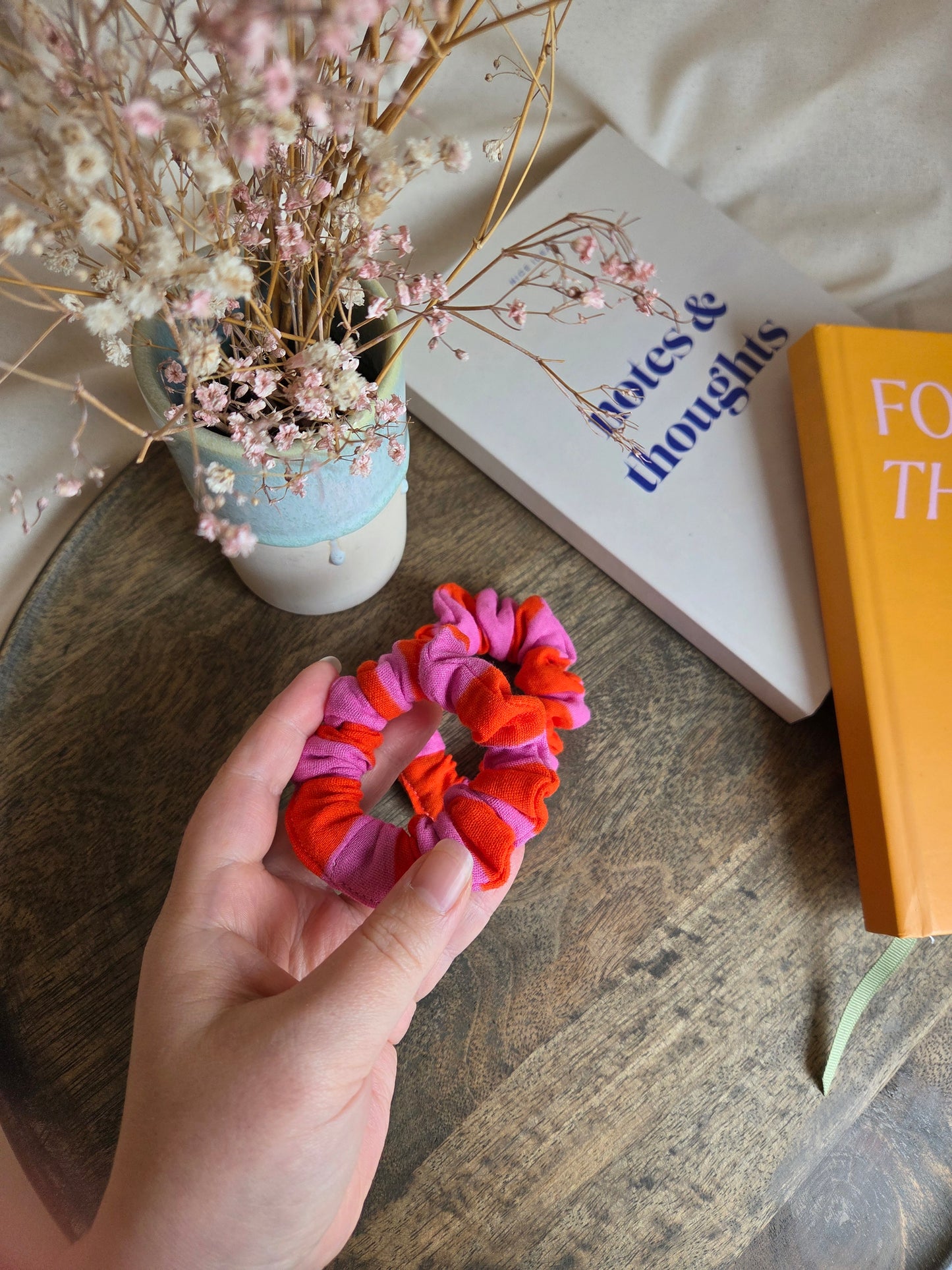 Mini kleinkarierte Scrunchies aus Seersucker