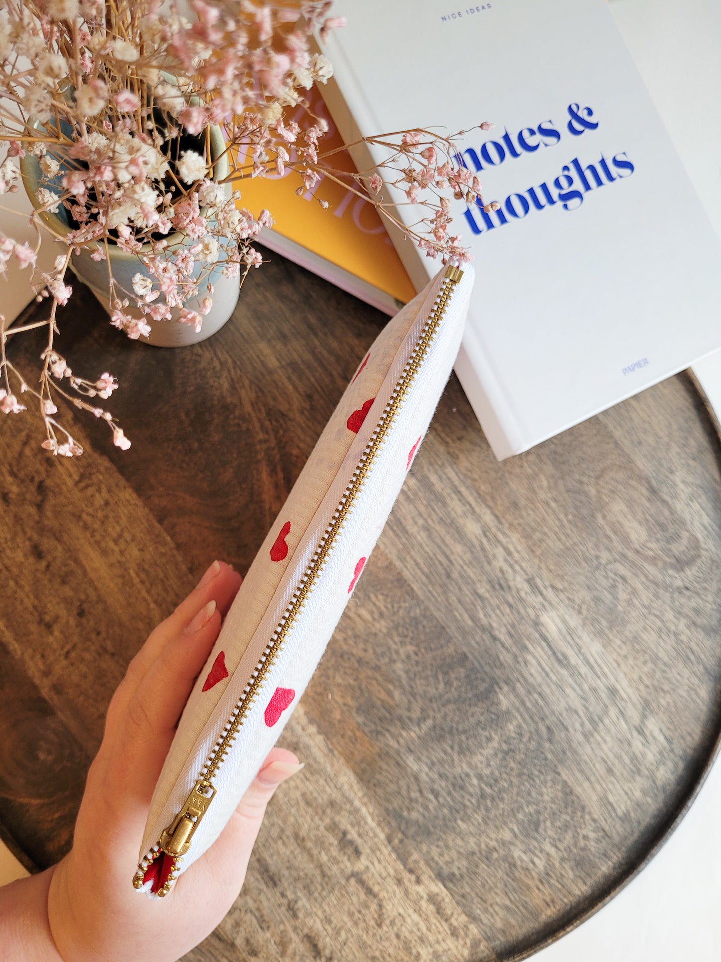 Weiße Pouch mit roten Herzen aus Seersucker