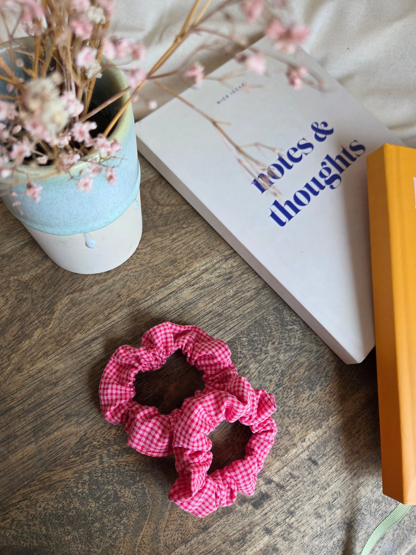 Mini kleinkarierte Scrunchies aus Seersucker